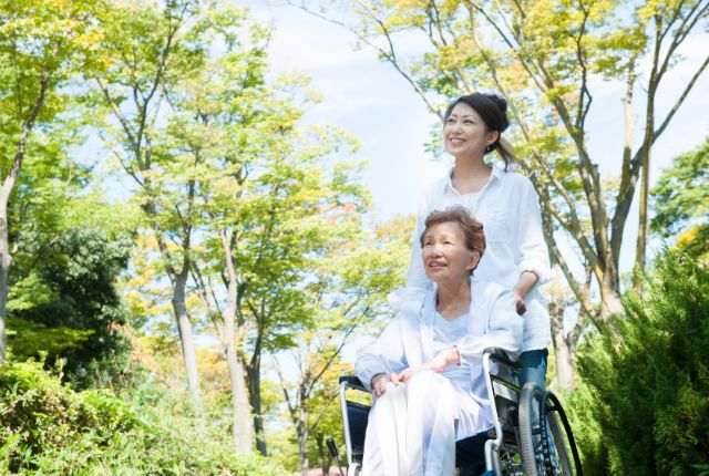 車いすに乗っている高齢女性