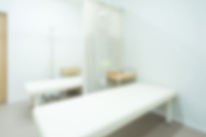 院内感染対策。入口を分けた発熱／咳外来専用室完備
