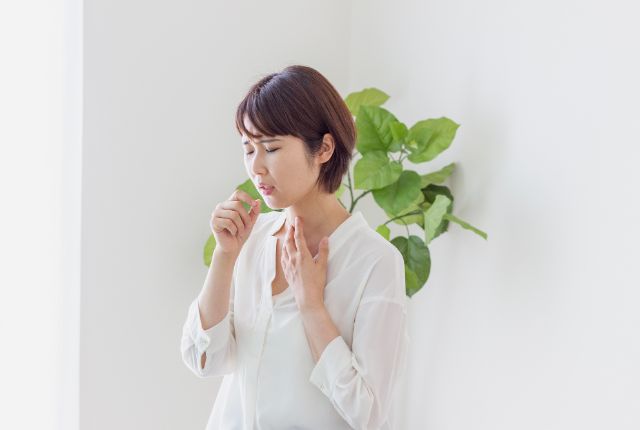 咳をしている女性